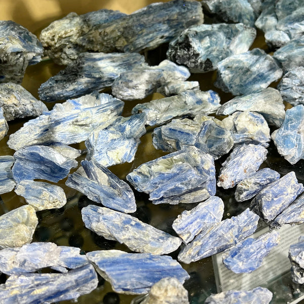 Kyanite: What is it and why is it an essential mineral for your collection?
