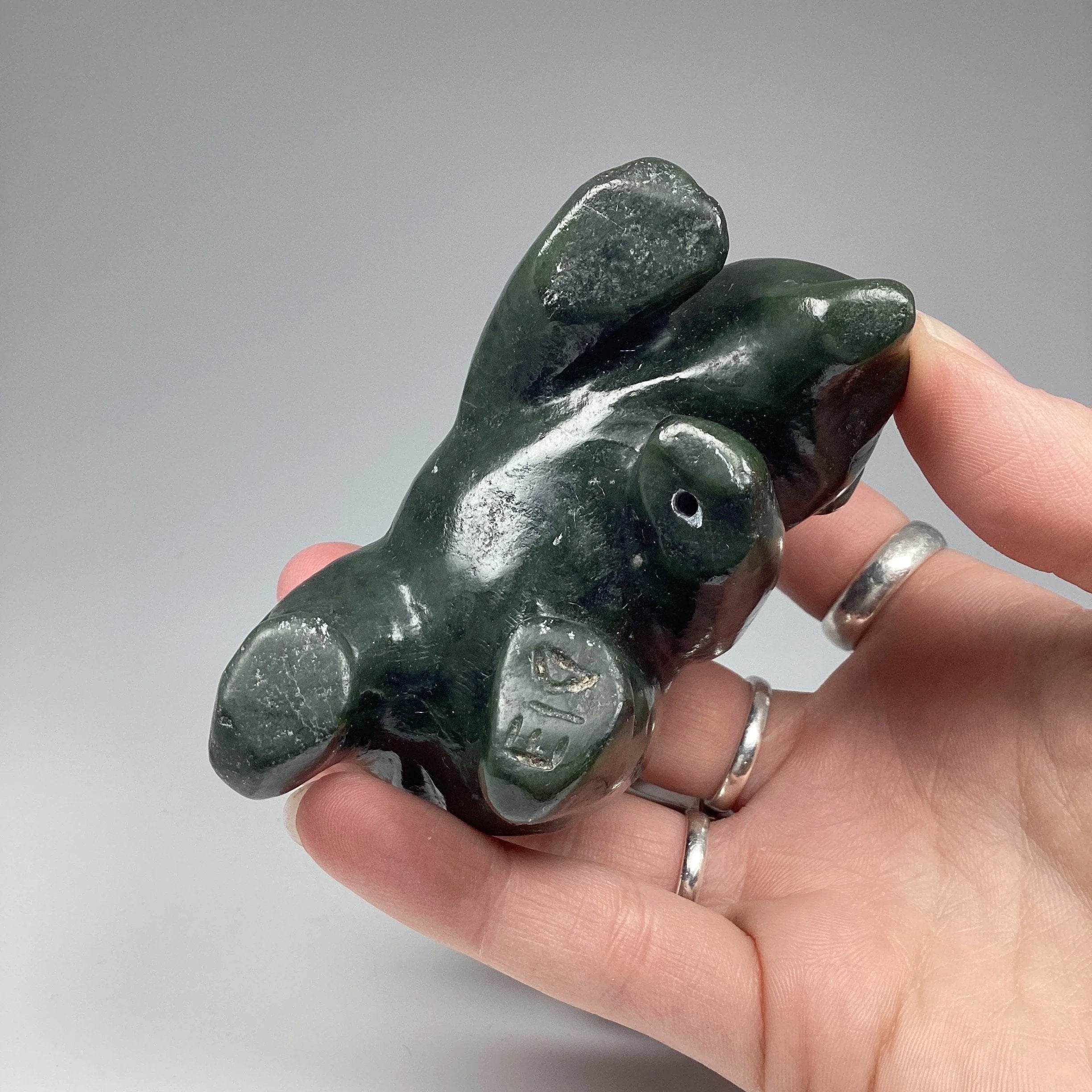 no.015 大粒グリーンアメジストとsouvenir bear Canadian Jade Bear Carving on Amethyst Base – Rocks and Gems Canada