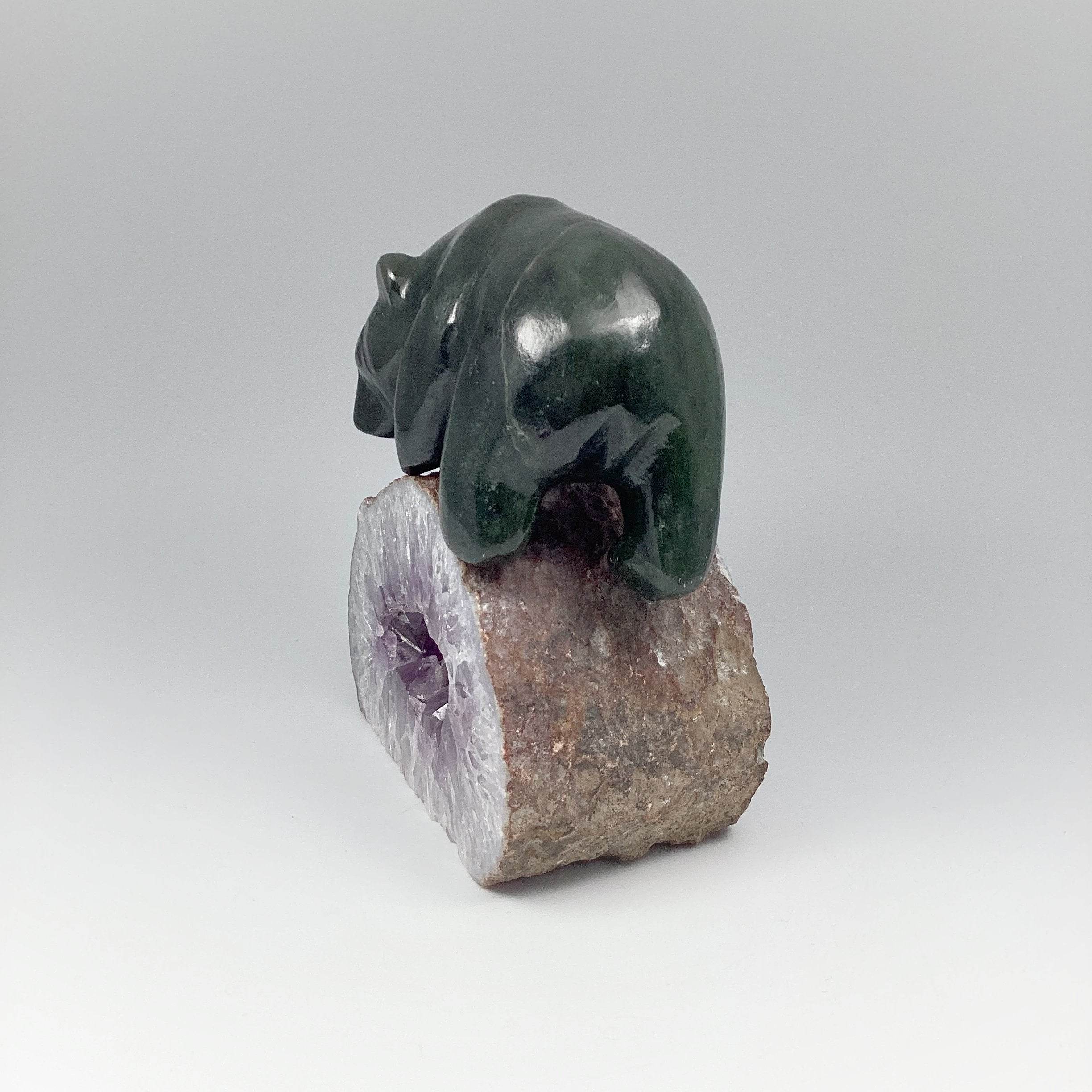 no.015 大粒グリーンアメジストとsouvenir bear Canadian Jade Bear Carving on Amethyst Base – Rocks and Gems Canada