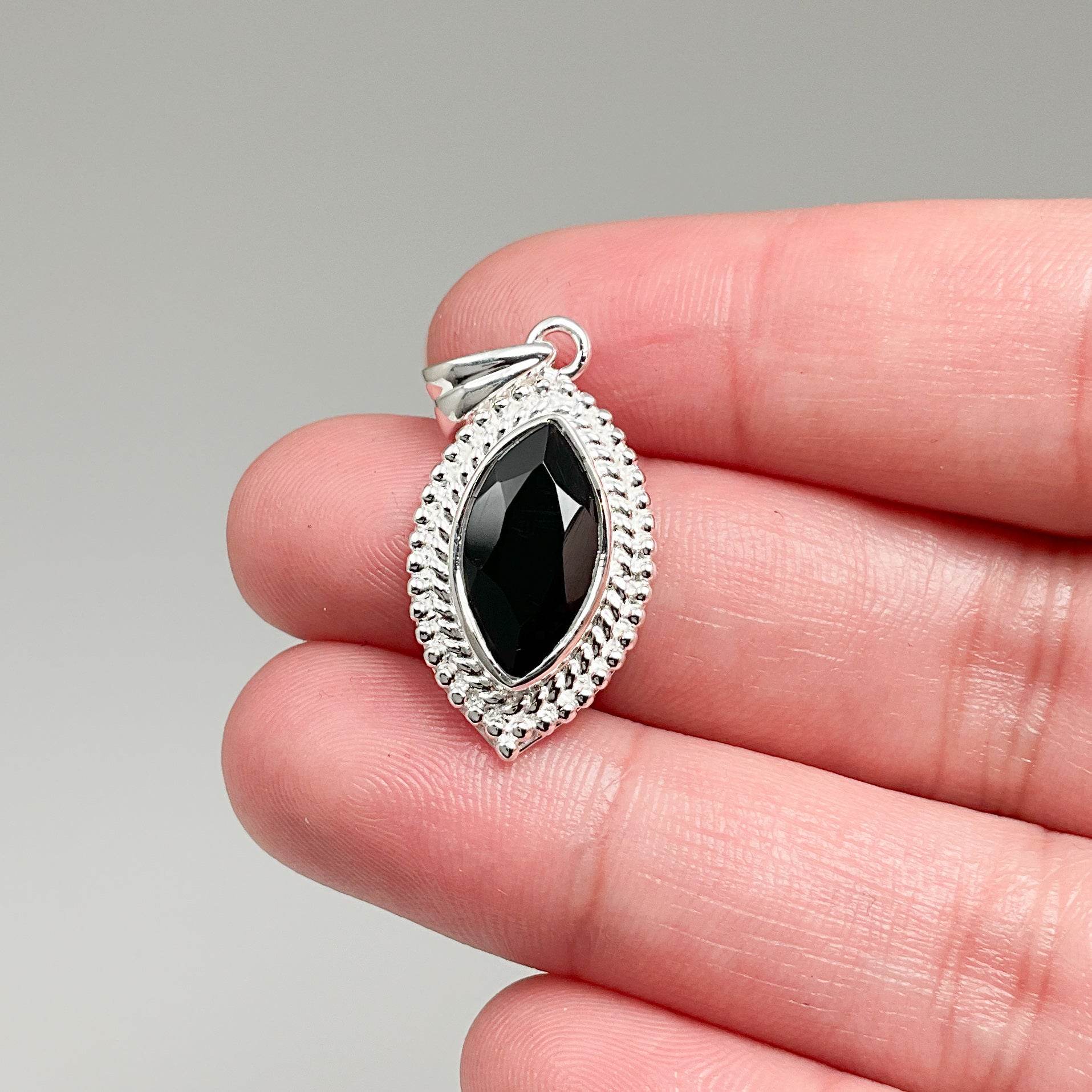 Black Onyx Pendant – Rocks and Gems Canada