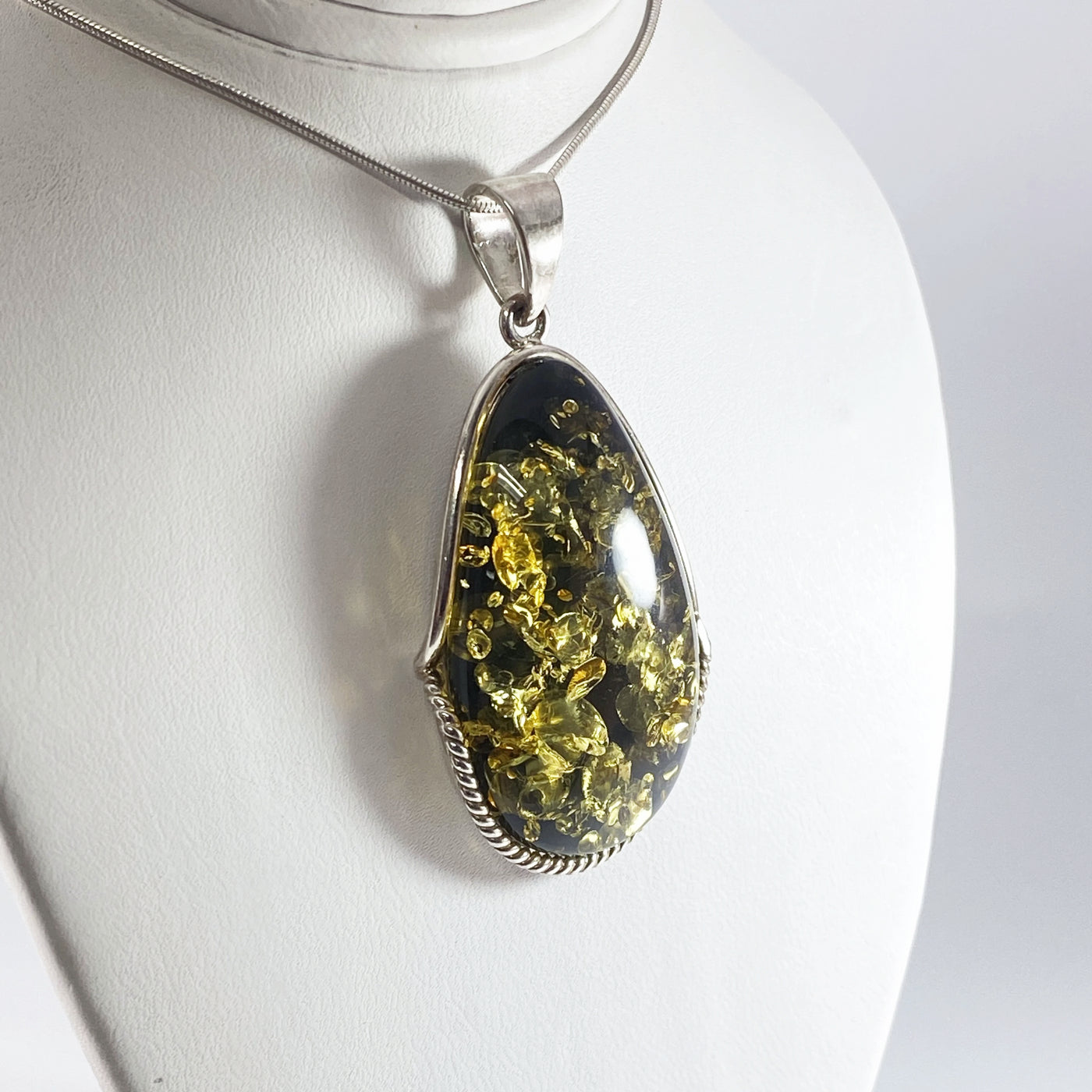 Green amber pendant with natural rind underneath - Shop AVAmber Necklaces -  Pinkoi